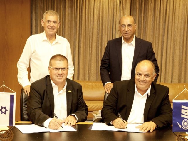 החתימה על שיתוף הפעולה - באדיבות התעשיה האווירית