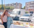 מרגשות: רבקה ומונה יצאו לחלק אוכל לדרי רחוב באשדוד לכבוד שבת