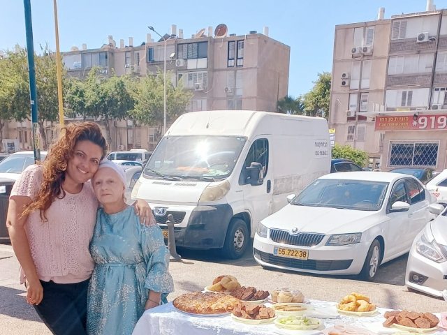 בוזגלו (משמאל) ומונה, בדוכן שהקימו