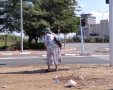 אסתר בת ה-67 שבה לקבץ נדבות בצומת והישועה מאחרת לבוא. צילום: אשדוד נט