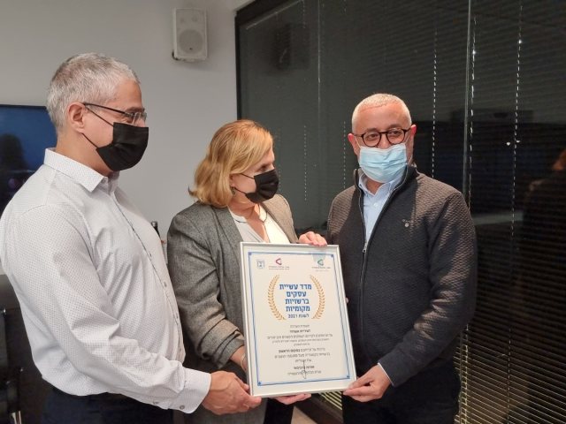 גבי כנפו, ממ"ק ראש העיר, מקבל את התעודה בשם העיר אשדוד
