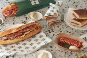 "ריקי ניקי " הפודטראק החדש באשדוד שמחזיר את הטוסט נקניק למרכז הבמה