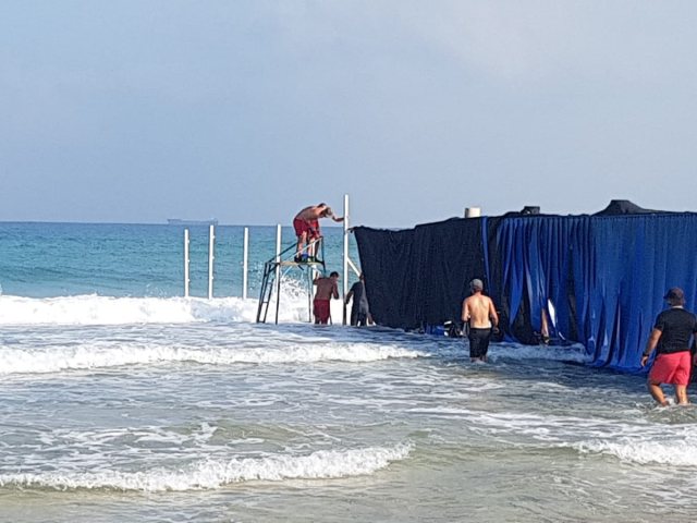 עובדים על הארכת מחיצות הצניעות