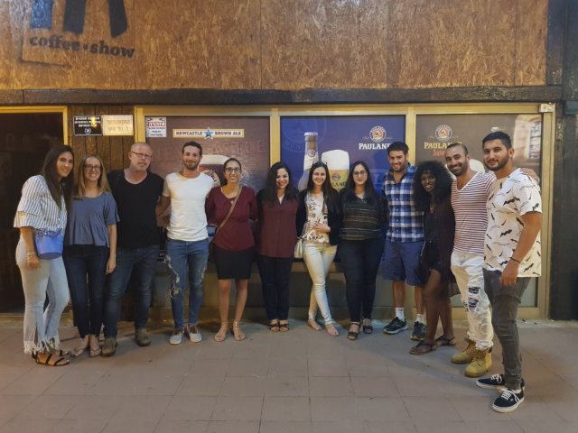 בתמונה: צוות 'כיוונים' מחוץ לפאב ה"זה"