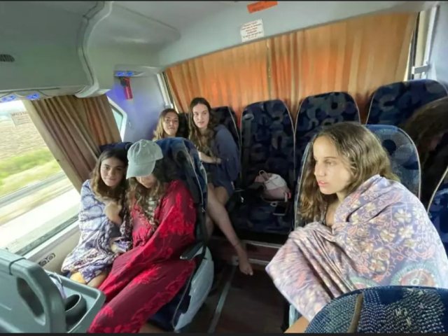 הנערות בחלק האחורי של האוטובוס כשהן מכוסות. צילום: סעיף 27 א' לחוק זכויות יוצרים
