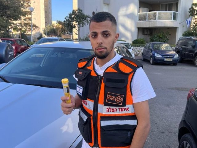 דוד חג׳בי עם מזרק האפיפן