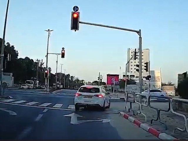 מתוך הסירטון - מונית עוברת באדום