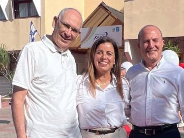 ראש העיר יחיאל לסרי ביחד עם אדי בן חמו ומנהלת בית ספר רתמים שוש בכור (מהפייסבוק)