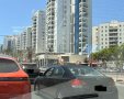 העומס והפניה ימינה דרך הרמזור