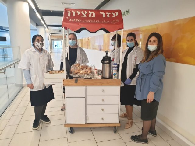 מתנדבות עזר מציון ממתיקות את זמנם של המאושפזים באסותא. צילום: אשדוד נט