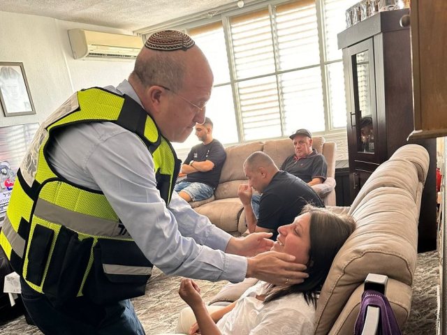 ראש העיר בניחום אבלים של משפחות הנרצחים