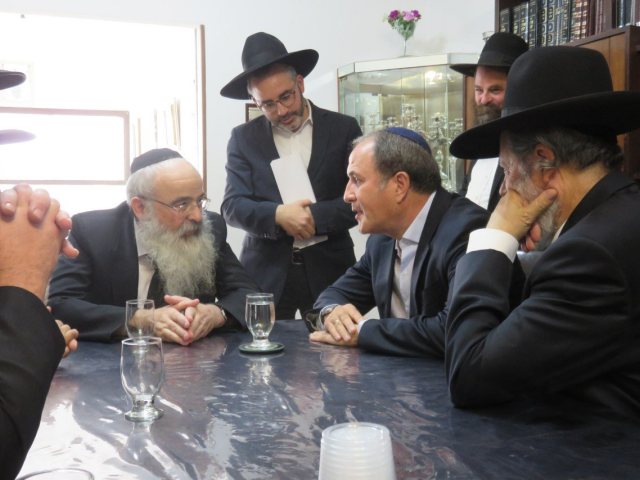 צילום מפגישת ראש העיר עם ראש הישיבה 