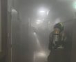 לוחמי האש בטיפול בשריפה בבניין מגורים באשדוד (וידאו)