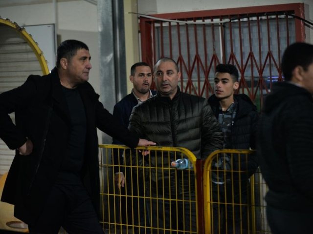 יובל נעים וג'קי בן זקן בסוף המשחק | צילום: אורי קריספין
