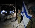 גופותיהם של עדן זכריה ז״ל ורס״ב זיו דדו ז״ל עטופות בדגל ישראל אחרי שאותרו