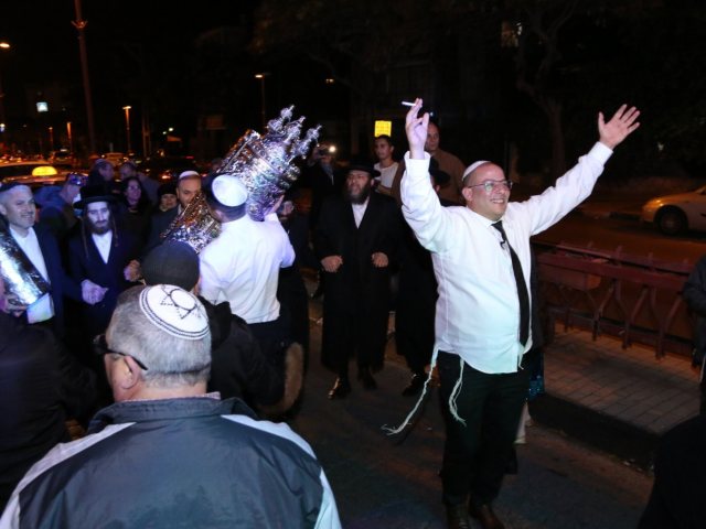 קובי טוויזק שמח בהכנסת ספר התורה