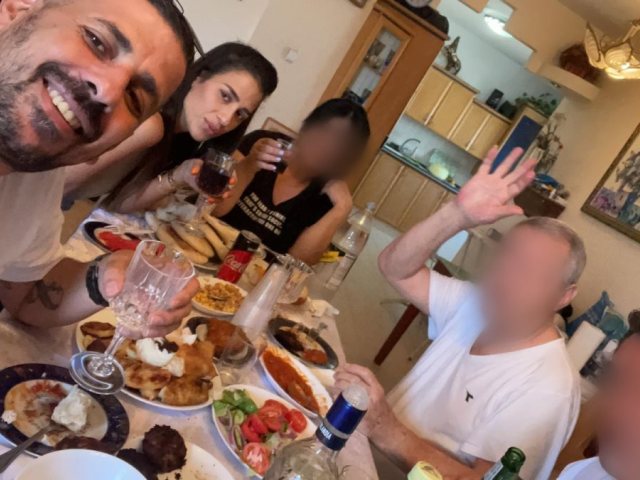 איטח ואשתו יחד עם הטובע, אביו ואחותו. צילום פרטי