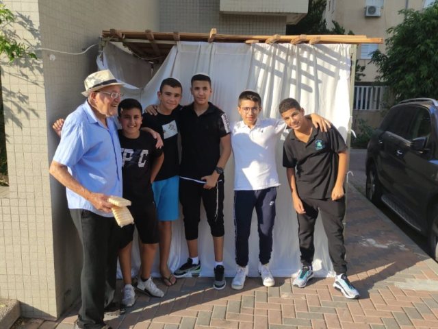 תלמידי ישיבת אמית במבצע "בונה סוכה". קרדיט: ישיבת אמית אשדוד