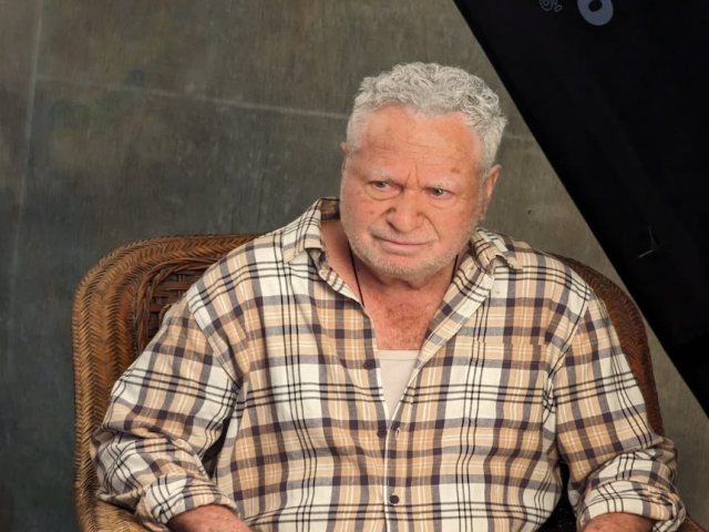שלמה בראבא לבד בסלון-צילום שלומי אלדר