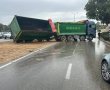 שדרות בני ברית פינת משה סנה נגרר משאית התהפך חלקית ופגע ברכב