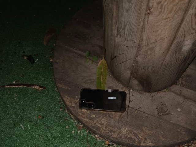 הטלפון שאותר לאחר שנזרק (דוברות המשטרה)