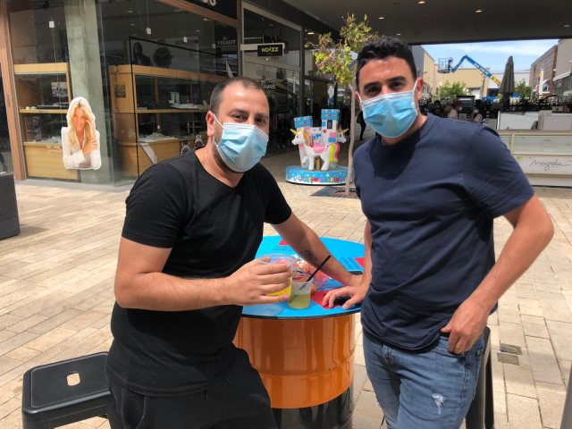 שומרית על הנחיות משרד הבריאות. צילום אורי קריספין