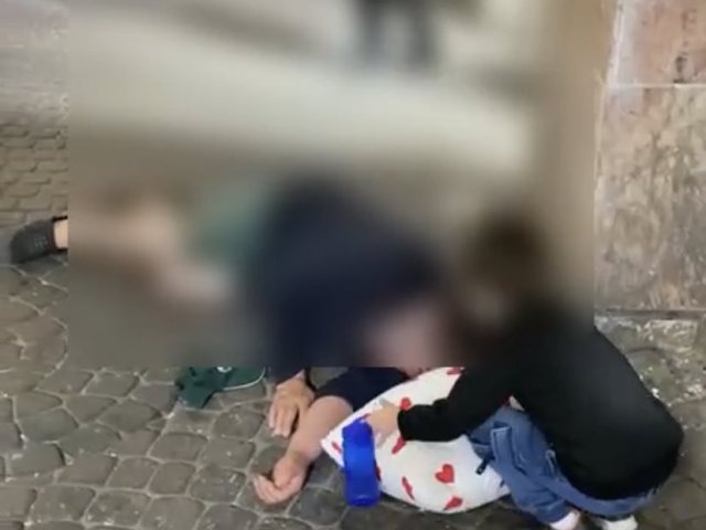 הילד מביא כרית לחסר הבית 