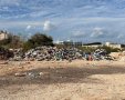הר של פסולת סמוך לבית העלמין הצבאי באשדוד (צילום: אשדוד נט)