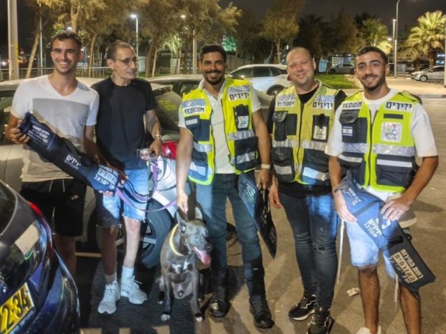 באדיבות ידידים