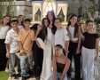 התלמידים של עדן מלווים אותה בחתונתה