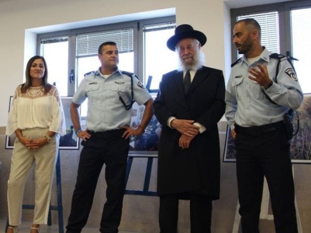 הרמת כוסית במשטרה- מיזם משקפיים ורודים