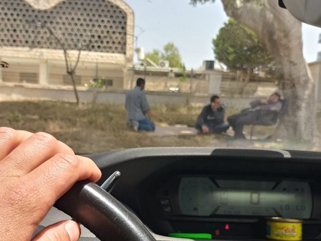 הפועלים נהנים מארוחת צוהריים בסמוך לגן. צילום באדיבות ההורים