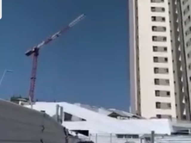 הגן במרינה על רקע המנוף