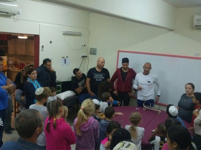 גולשי הגלים בבית ידידים