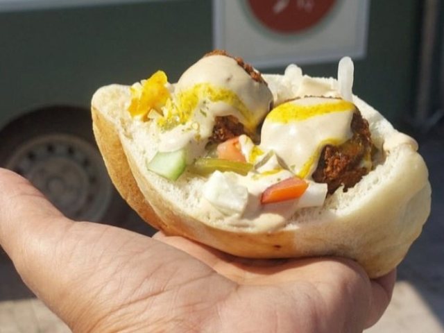 חצי מנת פלאפל  (צילום: פלאפל ידע, צומת מסמיה - הפלאפל הכי טעים שטעמנו)