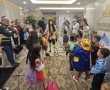 גם בצל המלחמה: הגננת שארגנה מסיבת פורים לילדי הבניין ברחוב העצמאות