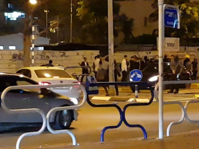 התקהלות צעירים ברובע ז' ומשחק עם נפצים