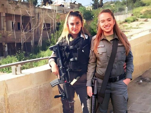 הדס ז"ל עם אחותה שקד