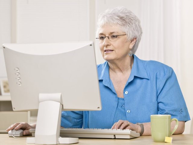 depositephoto אישה מבוגרת עובדת