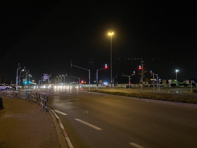 צומת הכניסה הדרומית  - חשוכה וללא סימוני כביש