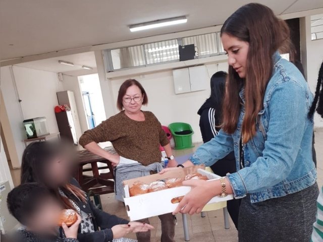 באדיבות בית החינוך