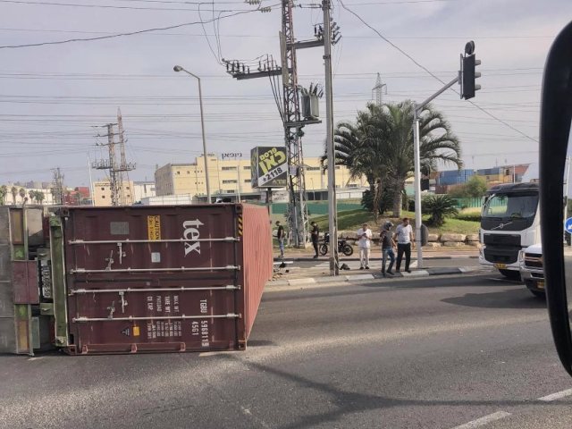 משאית הפוכה בצומת הנמל - רומן גליקמן