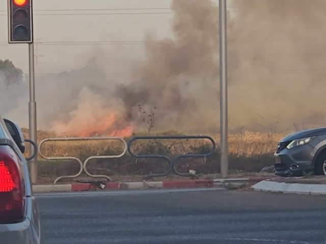 זירת השריפה סמוך לבית העלמין ומול רובע ז'