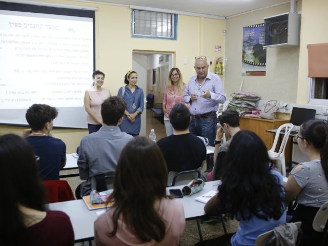 דני דליין, אילנה סיסו, אורית ויינשטוק, גליה גויכברג ותלמידי הקורס לכימיה צילום: ODREY  פבל טולצינסקי