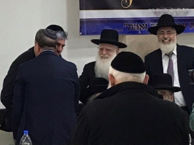 החיבוק והנשיקה (צילום: דודו חן)
