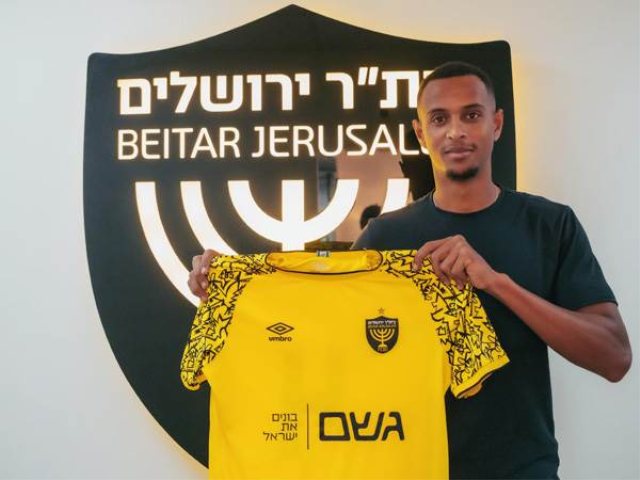 זוהר סזנו במדי בית"ר (צילום האתר הרשמי של בית"ר)