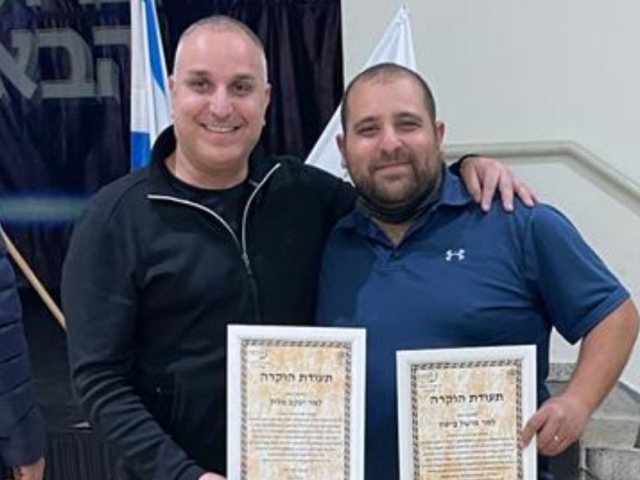 מישל ביטון ויעקב מלול - עם תעודת הוקרה שקיבלו
