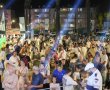 מאות חוגגים בהקפות השניות ברובע ב׳ באשדוד – שישו ושמחו בשמחת תורה!
