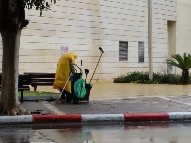 עובד ניקיון רחובות - צילום: ארכיון אשדוד נט