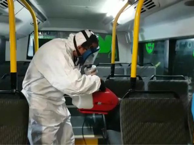 מבצע חיטוי אוטובוסים בחברת אפיקים. צילום מסך